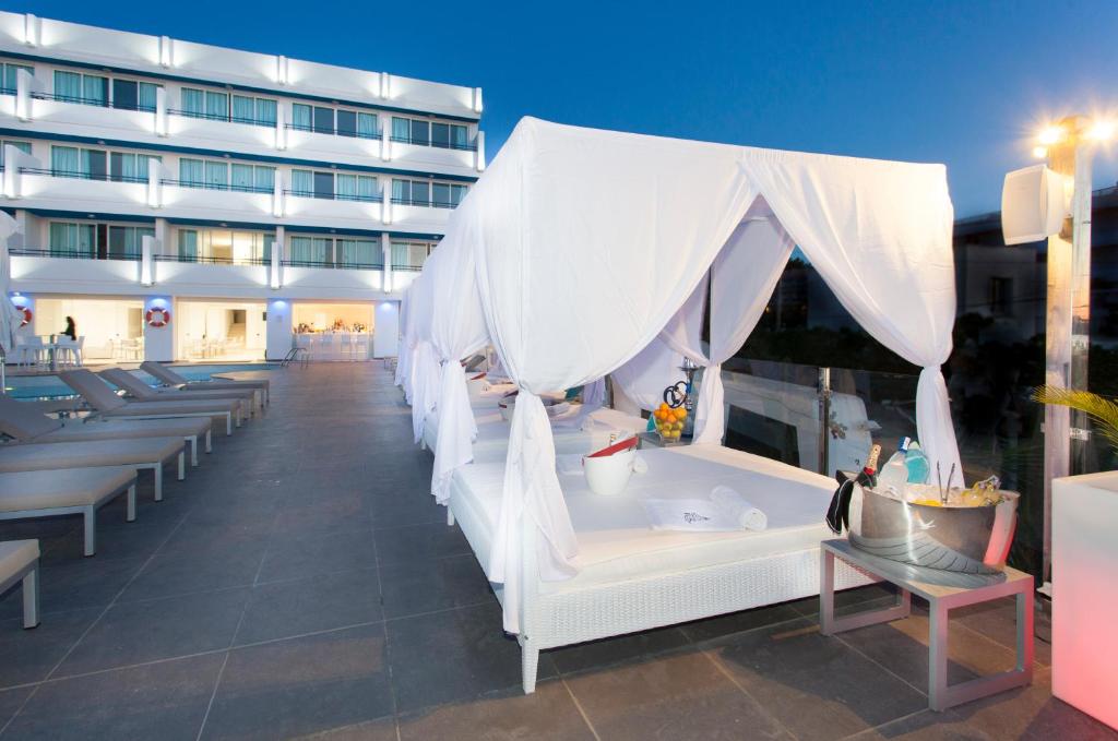 Typic Marina Playa - Adults Only, Bahia de Sant Antoni ...