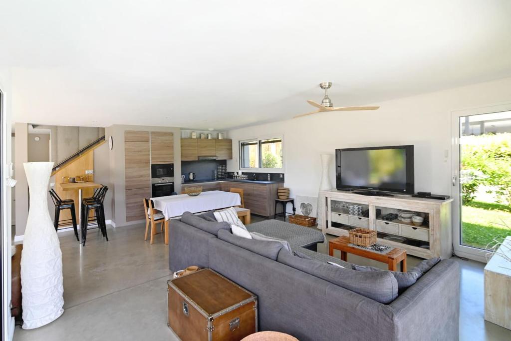 Charming villa with pool lake view 10 minutes from the city center photo photo 3