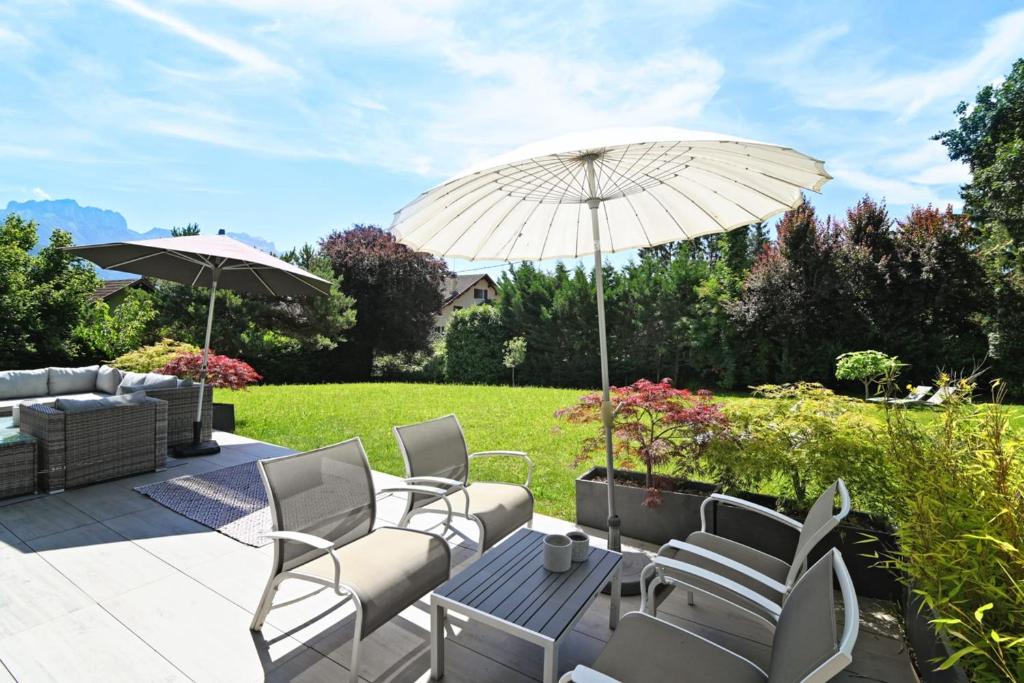 Charming villa with pool lake view 10 minutes from the city center photo photo 5