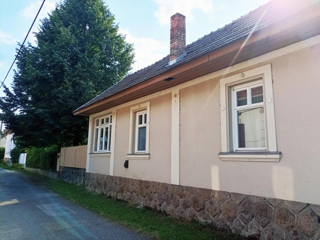 una casa con una pared de piedra junto a una calle en Zöldfa8, en Nagymaros