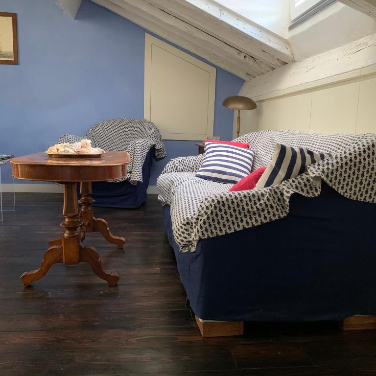 a living room with a couch and a table at La Trabacca, attico nel pieno centro di Levanto in Levanto