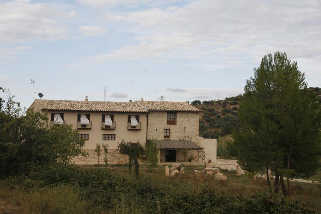 una casa vieja al lado de una colina en Hort de L'Aubert, en Cretas