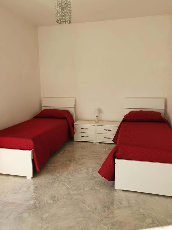 Łóżko lub łóżka w pokoju w obiekcie Appartamento Rosa dei Venti