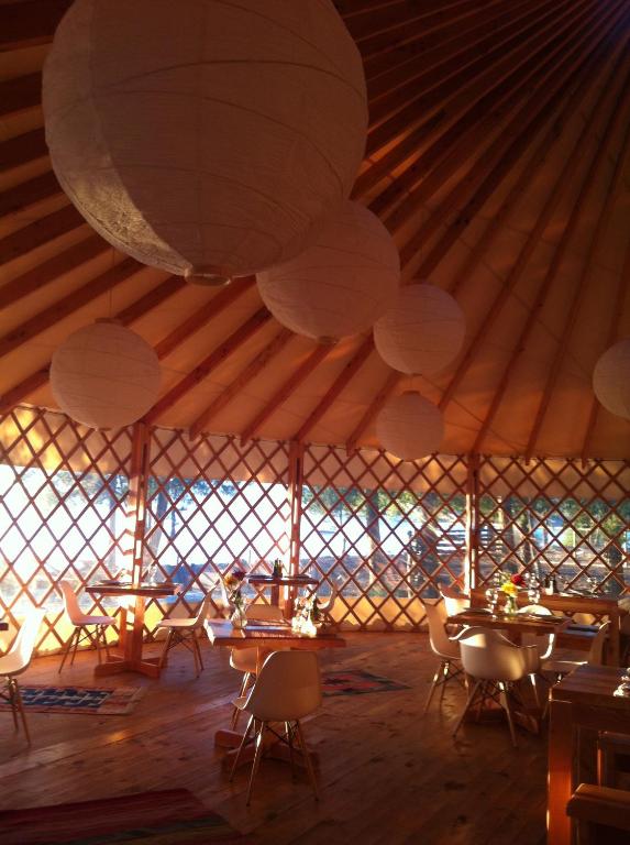 Um restaurante ou outro lugar para comer em Magma Lodge, Pucon