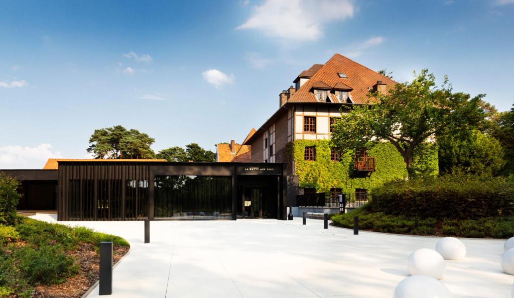 een gebouw met een huis met een dak bij La Butte aux Bois in Lanaken