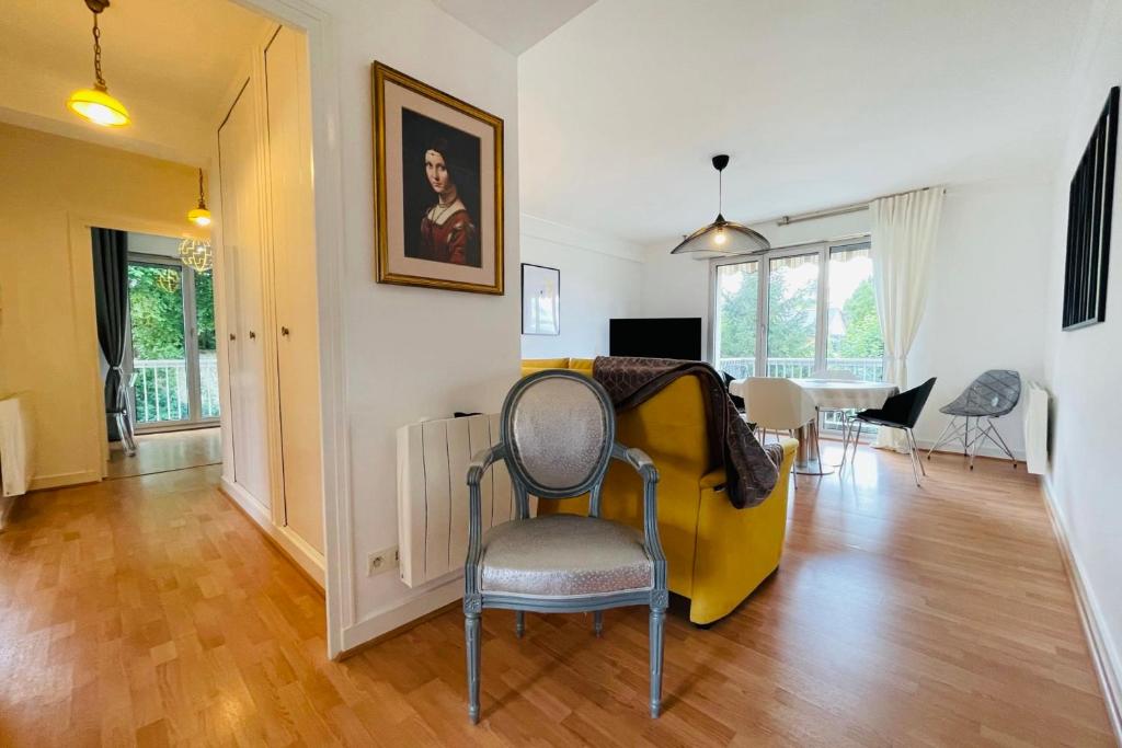 sala de estar con silla y mesa en La Belle Ferronnière appartement avec environnement paisible en Amboise