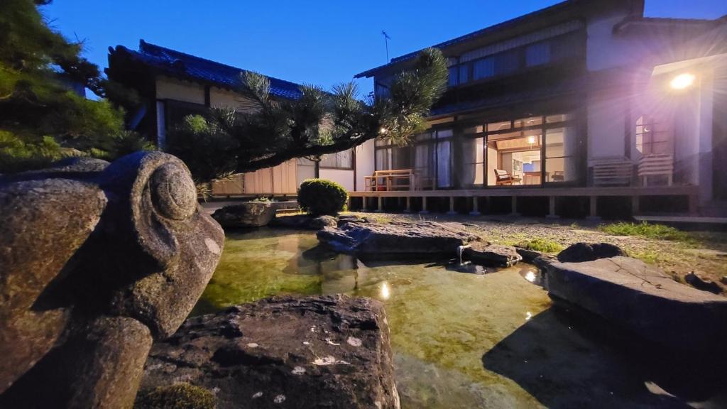 長野市にあるKominkahu kashikiri cottage Tokei - Vacation STAY 57497vの池のある家
