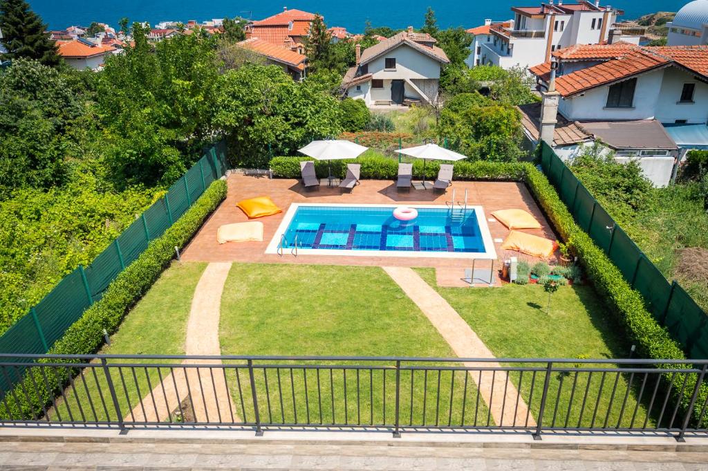 切爾諾莫雷茨的住宿－Luxury House In Chervenka next to Gradina beach，后院的空中景观,设有游泳池