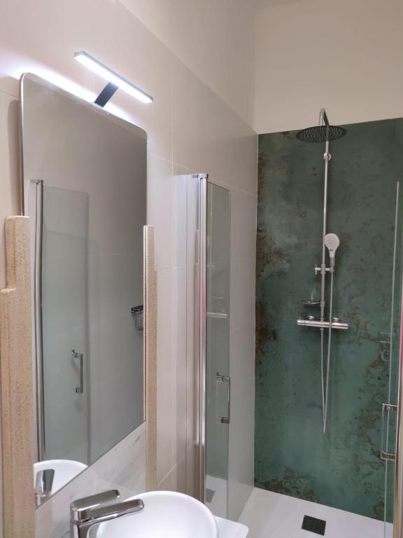 a bathroom with a shower and a sink and a mirror at Mes à Moi in Pezenas - Studio &amp; patio privatif - O Pitchoun in Pézenas