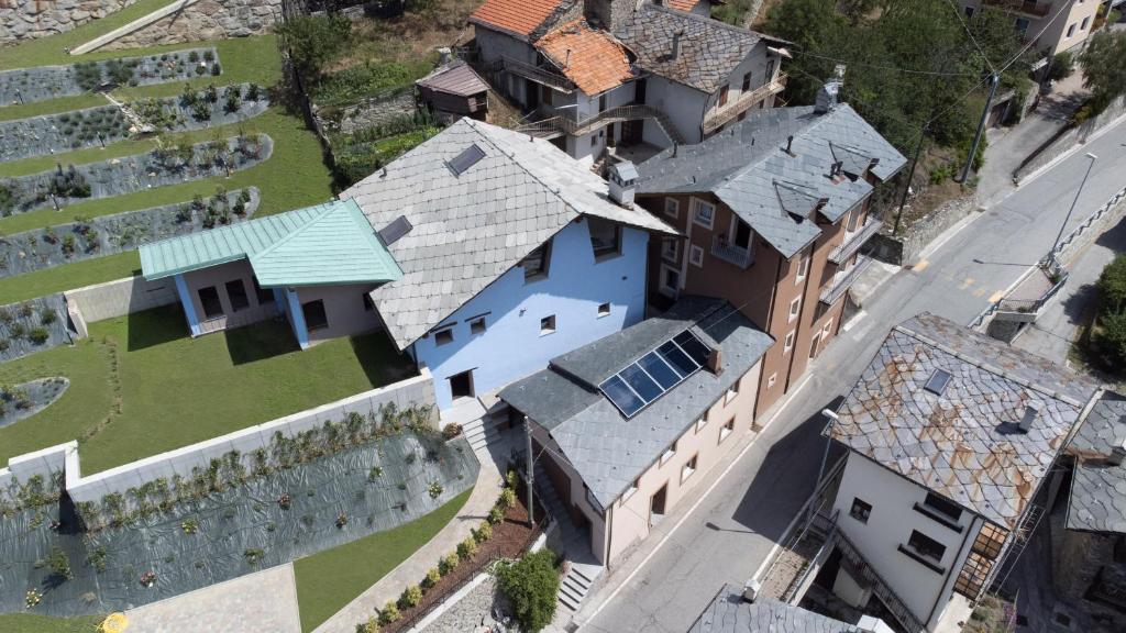 uma vista superior de uma casa com um telhado azul em Bhotanica - ospitalità e natura em Aosta