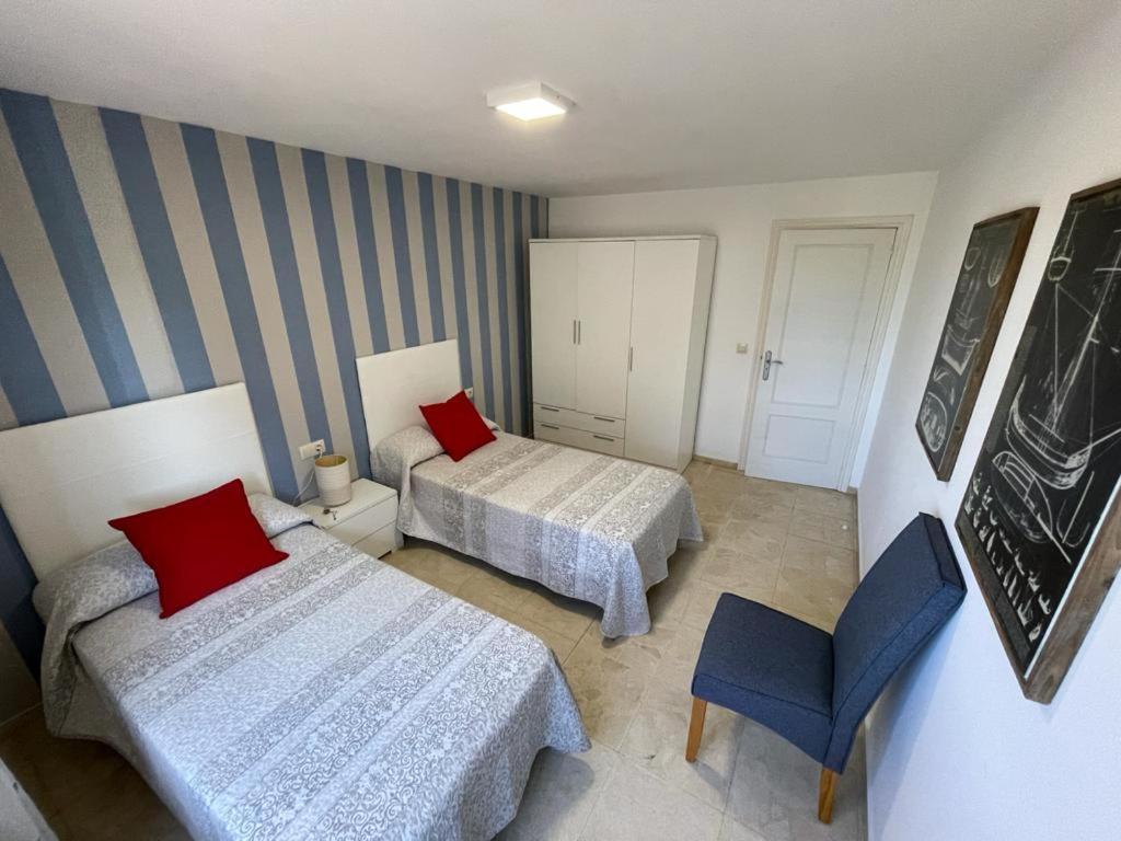 A bed or beds in a room at Apartamentos Montalvo Leiro