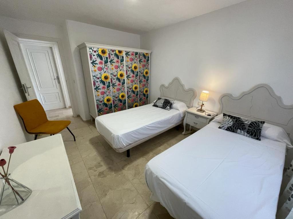A bed or beds in a room at Apartamentos Montalvo Leiro