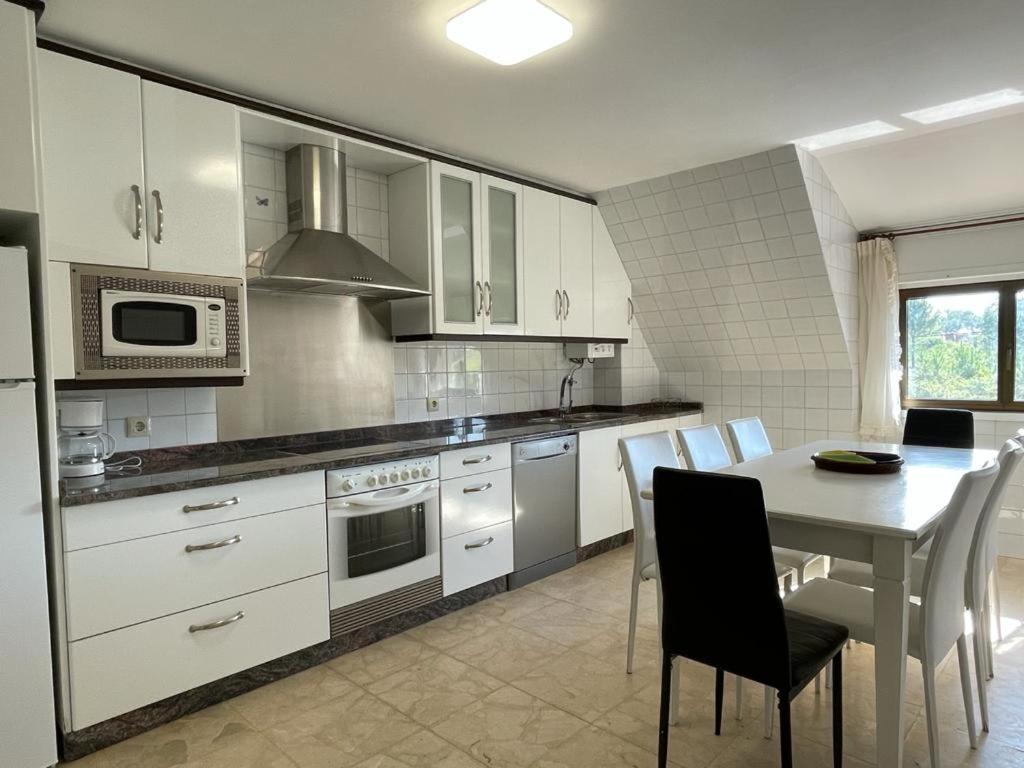 A kitchen or kitchenette at Apartamentos Montalvo Leiro