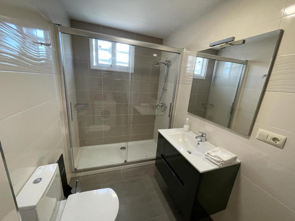 A bathroom at Apartamentos Montalvo Leiro