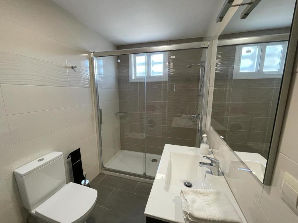 A bathroom at Apartamentos Montalvo Leiro