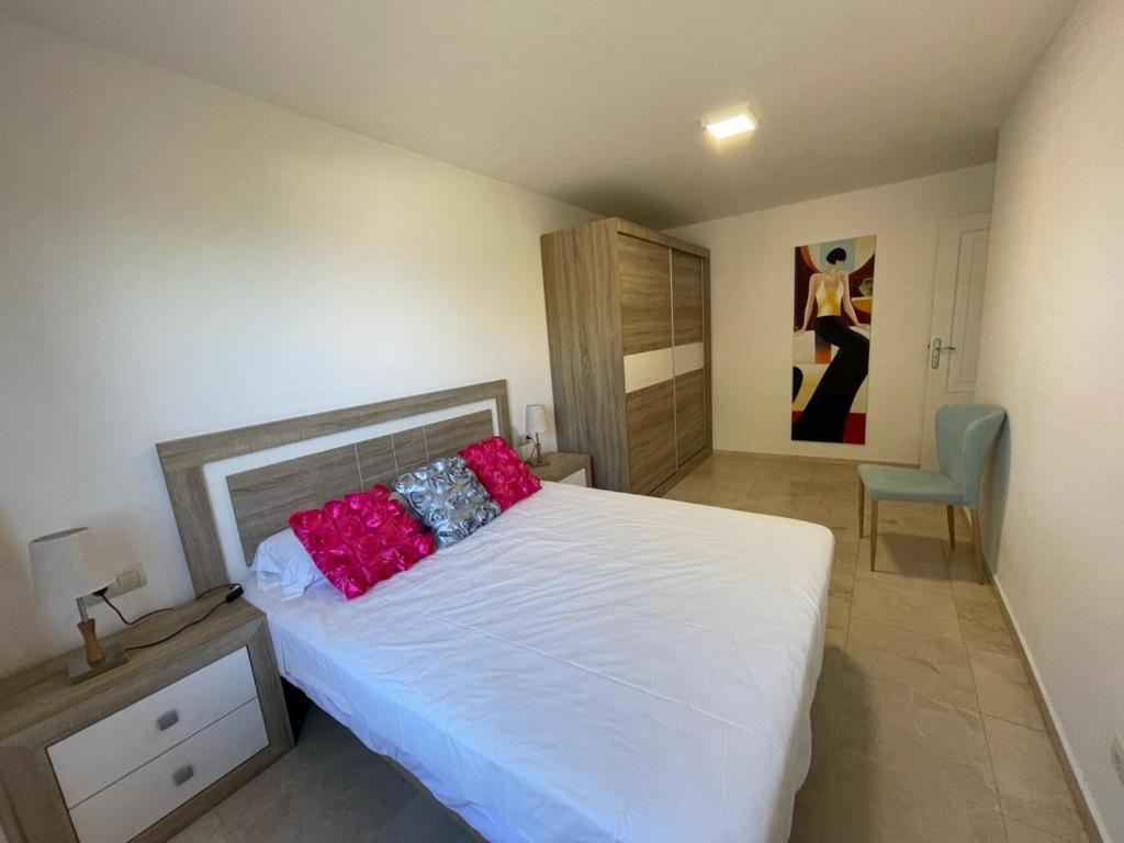 A bed or beds in a room at Apartamentos Montalvo Leiro