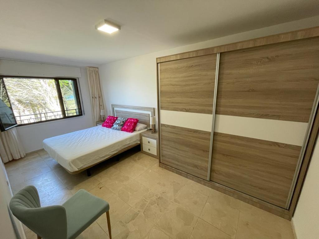 A bed or beds in a room at Apartamentos Montalvo Leiro