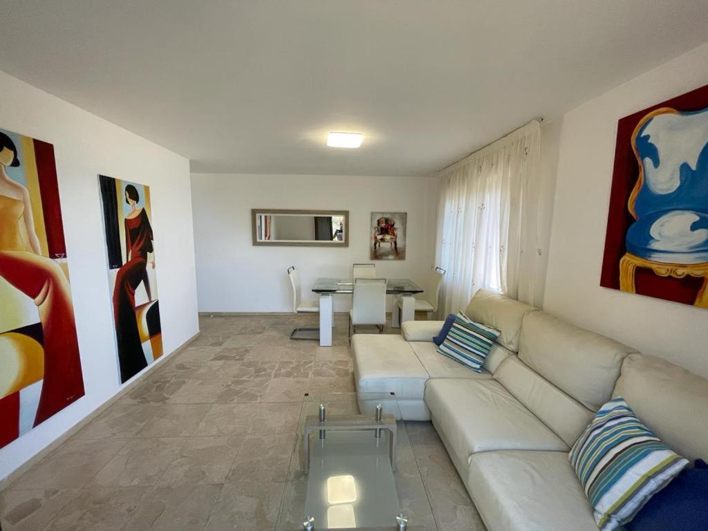A seating area at Apartamentos Montalvo Leiro