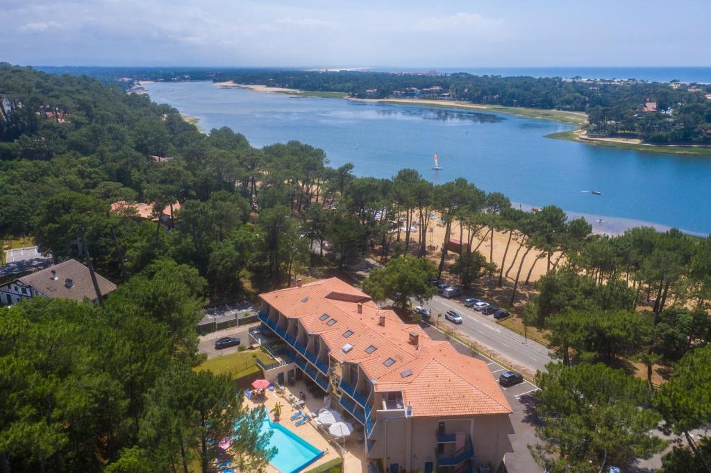 een luchtzicht op een resort en een meer bij Hotel Logis Lacotel in Hossegor