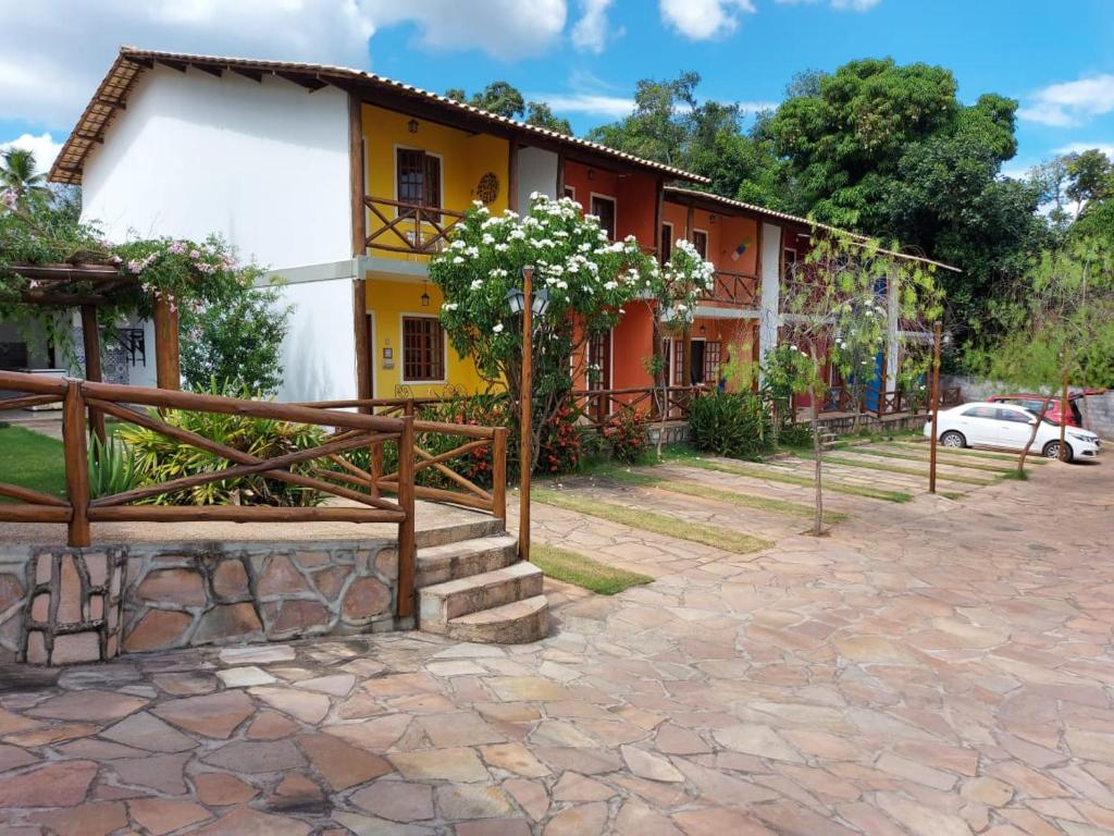 a building with a fence in front of it at Apartamento lençóis 103 in Lençóis