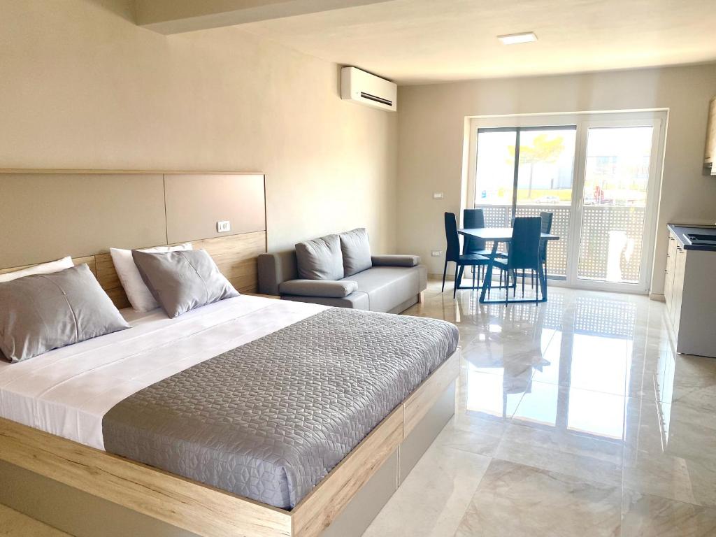 Postel nebo postele na pokoji v ubytování Rooms and Apartments Lisjak