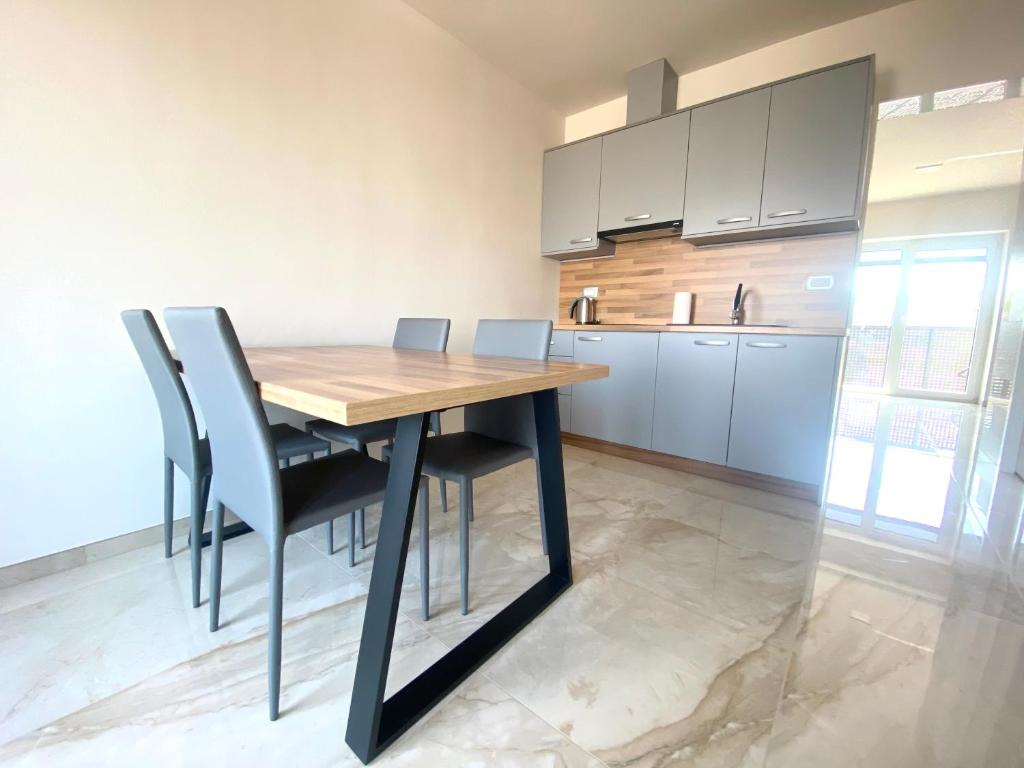 Kuchyň nebo kuchyňský kout v ubytování Rooms and Apartments Lisjak