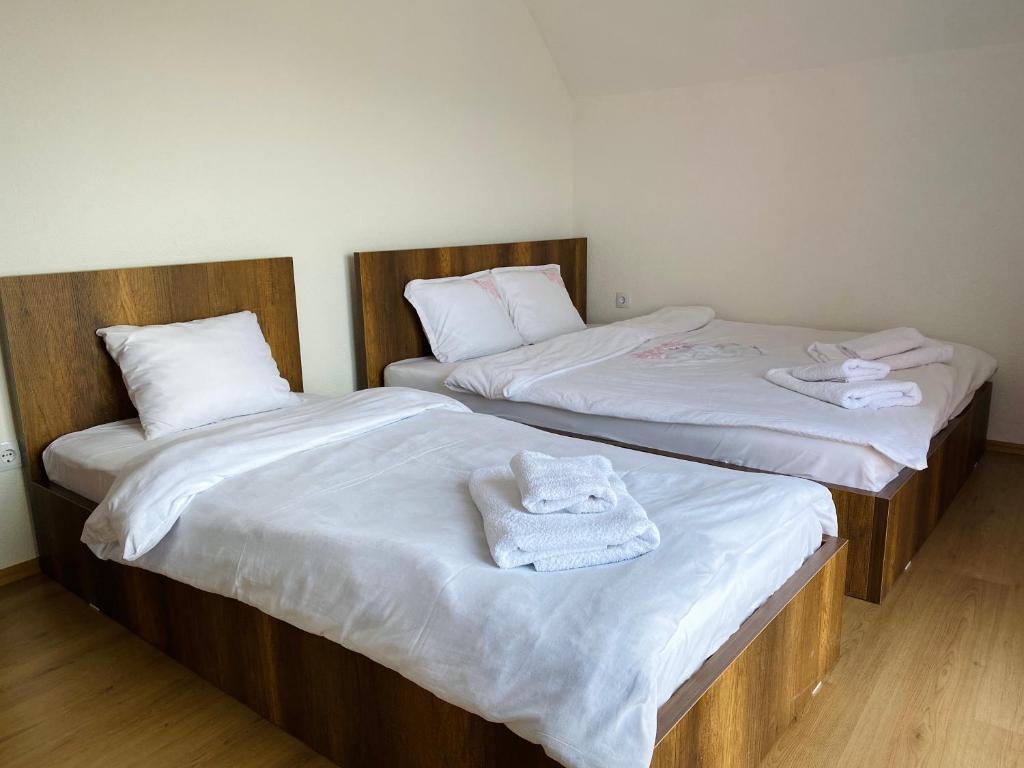 Ένα ή περισσότερα κρεβάτια σε δωμάτιο στο Villa Liqenat