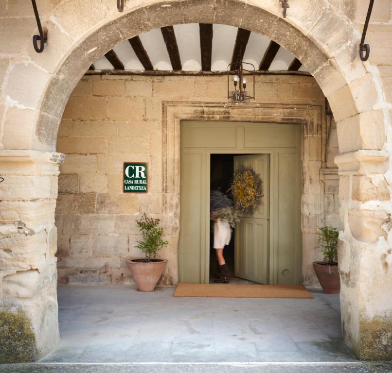 una mujer parada en la puerta de un edificio en Casa Palacio Armiñón en Armiñón