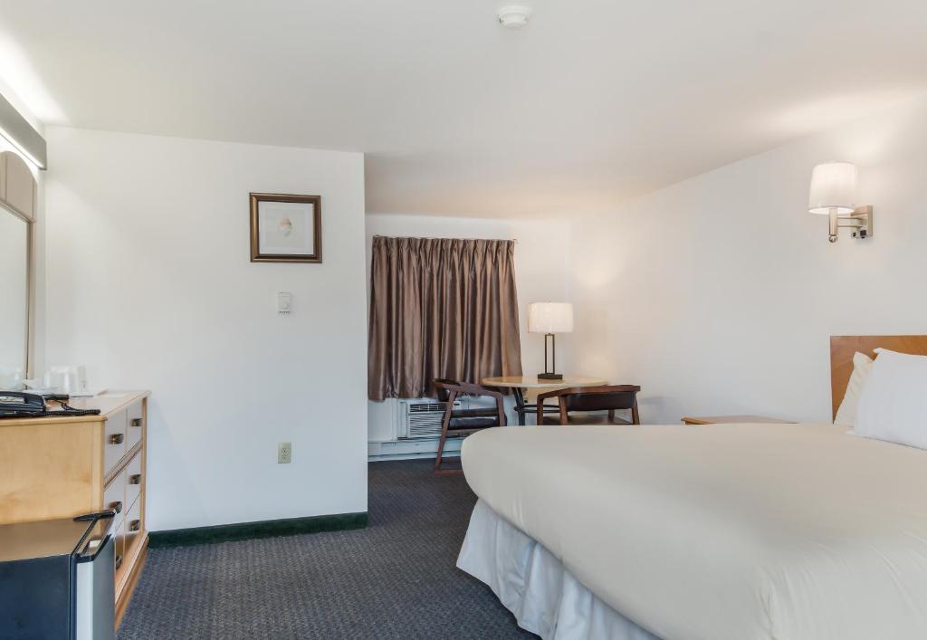 Americas Best Value Inn Hyannis - King Room