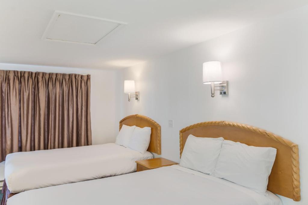 Americas Best Value Inn Hyannis - Deluxe Double Room