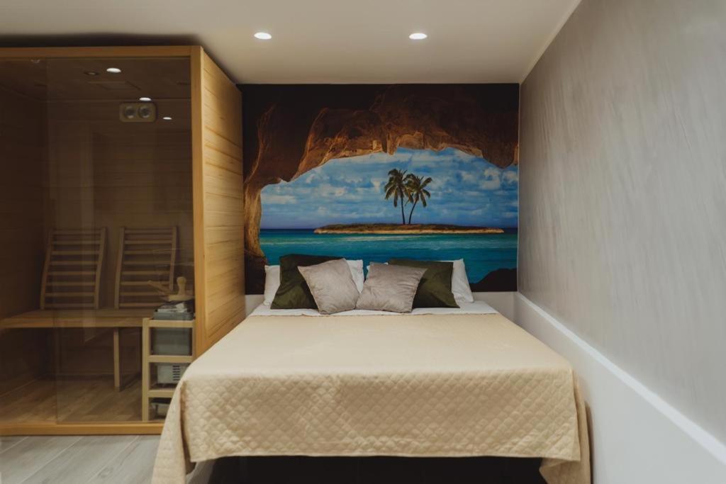 una camera da letto con un letto e un dipinto sul muro di De Luca Luxury b&b a Napoli