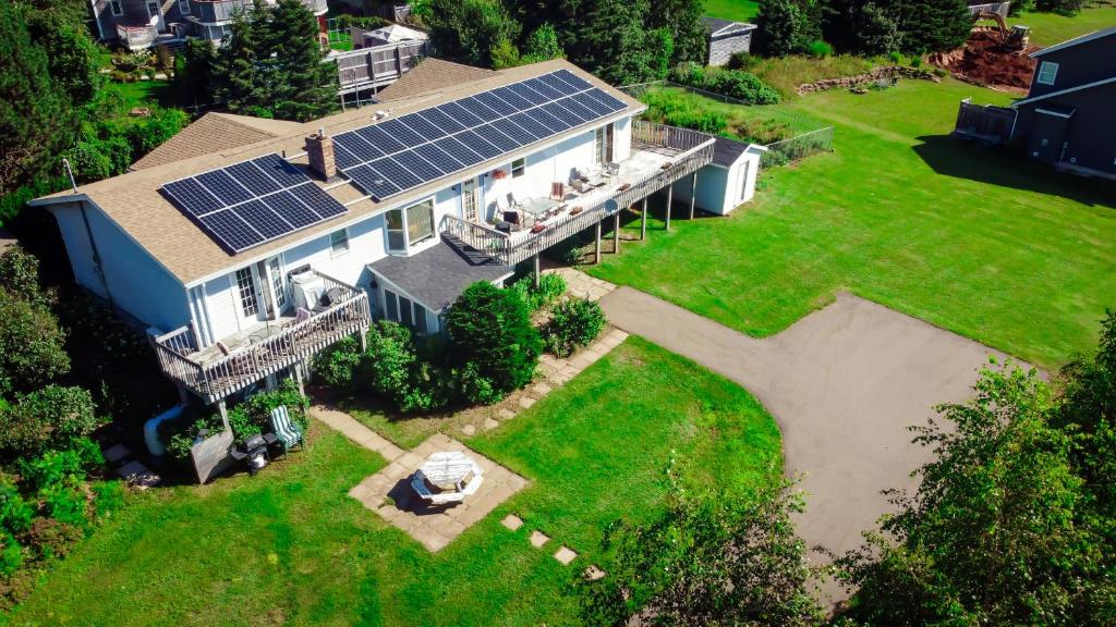 - une vue aérienne sur une maison dotée de panneaux solaires dans l'établissement Lee's Ocean Peek B & B, à Stratford