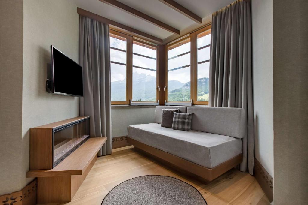 Телевизор и/или развлекательный центр в Grand Hotel Savoia Cortina d'Ampezzo, A Radisson Collection Hotel