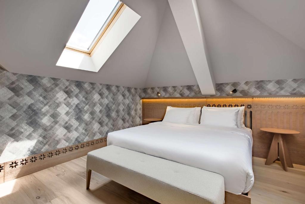 Кровать или кровати в номере Grand Hotel Savoia Cortina d'Ampezzo, A Radisson Collection Hotel