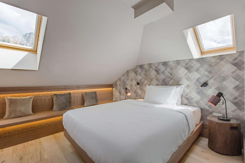 Кровать или кровати в номере Grand Hotel Savoia Cortina d'Ampezzo, A Radisson Collection Hotel