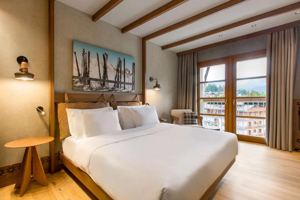 Кровать или кровати в номере Grand Hotel Savoia Cortina d'Ampezzo, A Radisson Collection Hotel