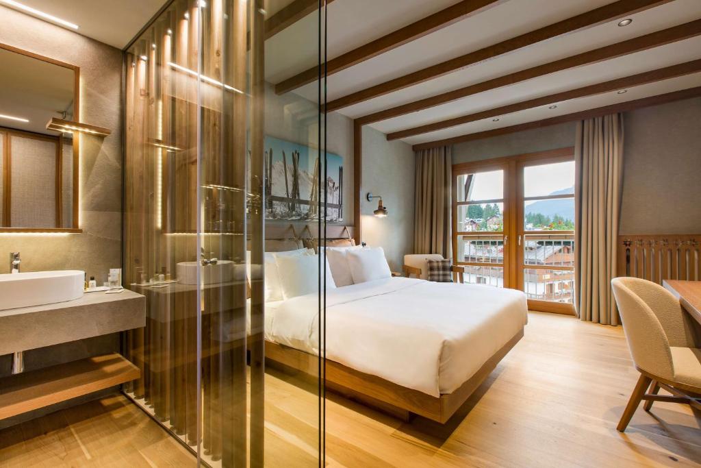 Кровать или кровати в номере Grand Hotel Savoia Cortina d'Ampezzo, A Radisson Collection Hotel