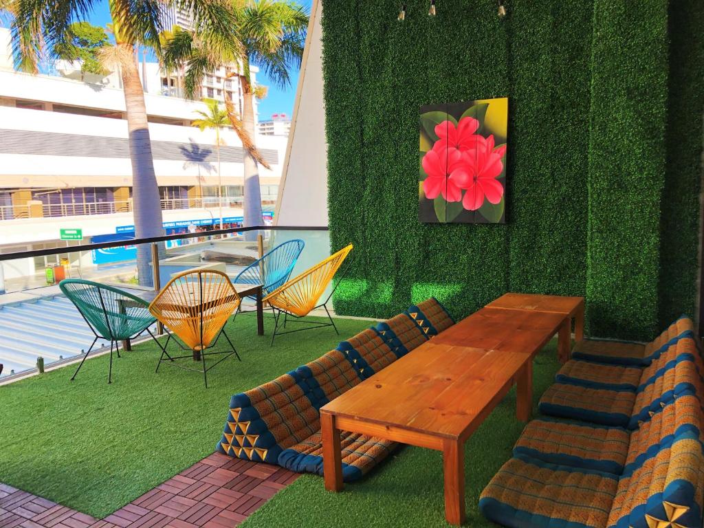 Bazén v ubytování Tequila Sunrise Hostel Surfers Paradise nebo v jeho okolí