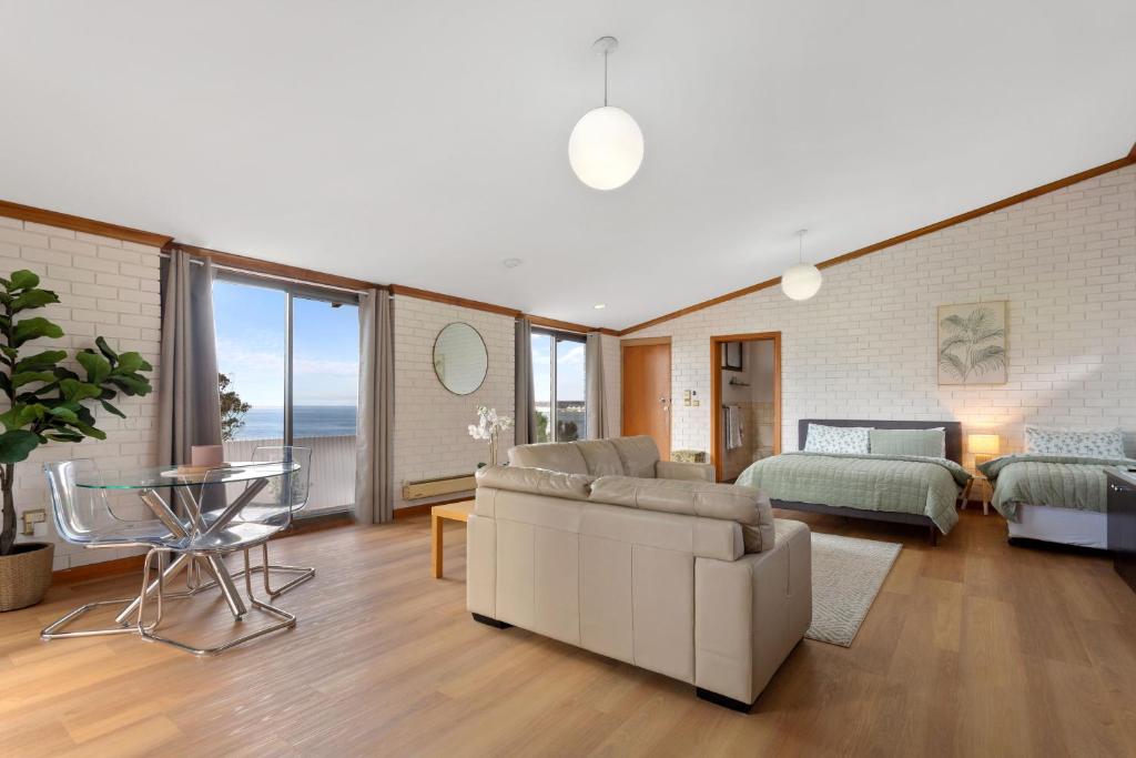 un soggiorno con un divano e un letto di The Flaxman Studio - Panoramic Ocean Views a Port Lincoln