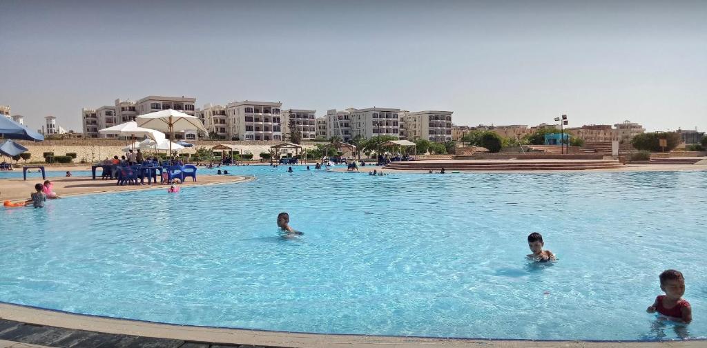 Sundlaugin á شاليه بحديقة يري البحر , بانوراما بيتش ريزورت , الساحل الشمالي The North Coast , Sea View Garden Chalet eða í nágrenninu