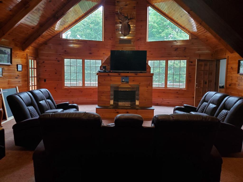 uma sala de estar com cadeiras e uma televisão de ecrã plano em Snyder's Knob em Millerstown