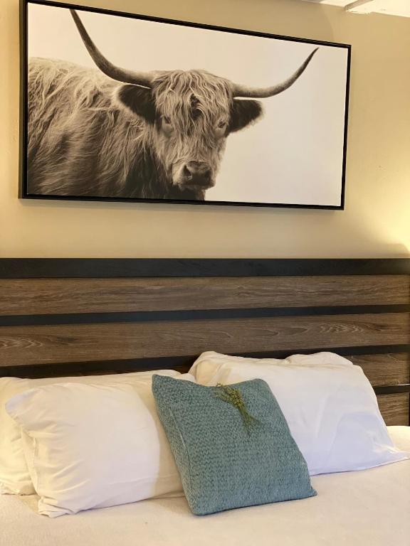 Postel nebo postele na pokoji v ubytování The Flagstone Boutique Inn & Suites