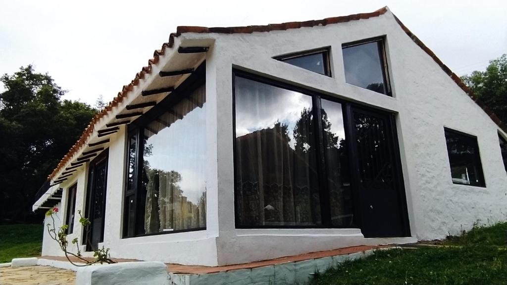 a house with large windows on the side of it at Casa Florence Guatavita in Guatavita