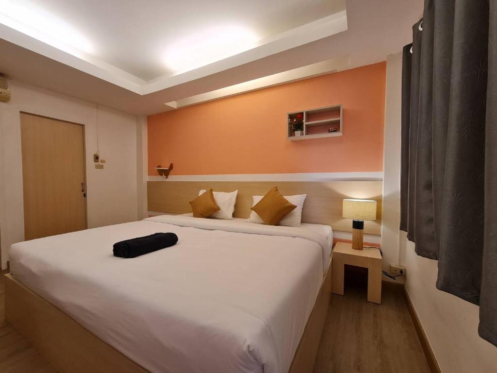 een slaapkamer met een groot wit bed in een kamer bij Sleep CNX in Chiang Mai