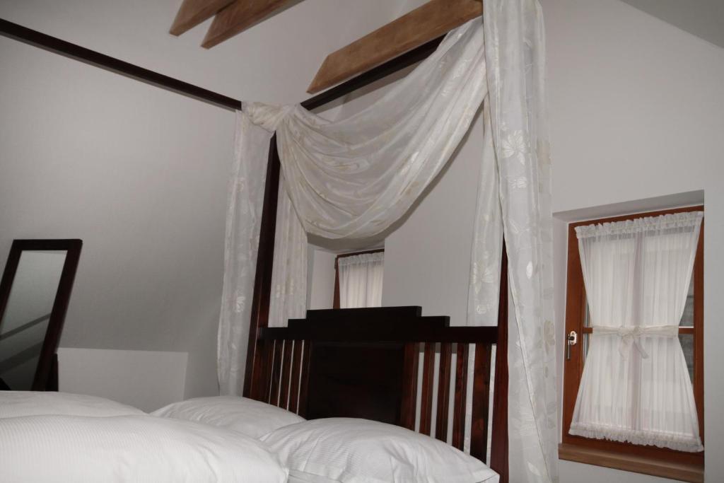 Postel nebo postele na pokoji v ubytování Hotel Bílý jednorožec