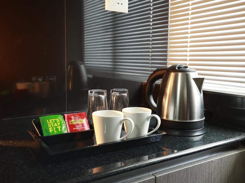 Příslušenství pro přípravu čaje a kávy v ubytování Transit Suites by GrandWest