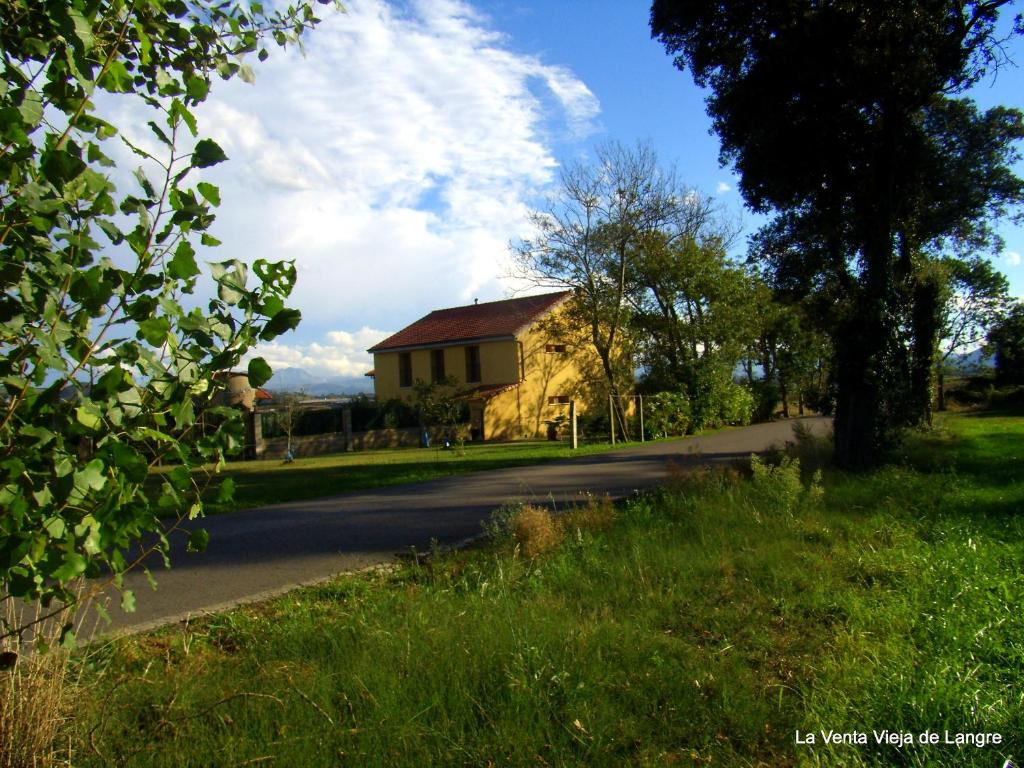 a house on the side of a road at La Venta Vieja de Langre in Langre
