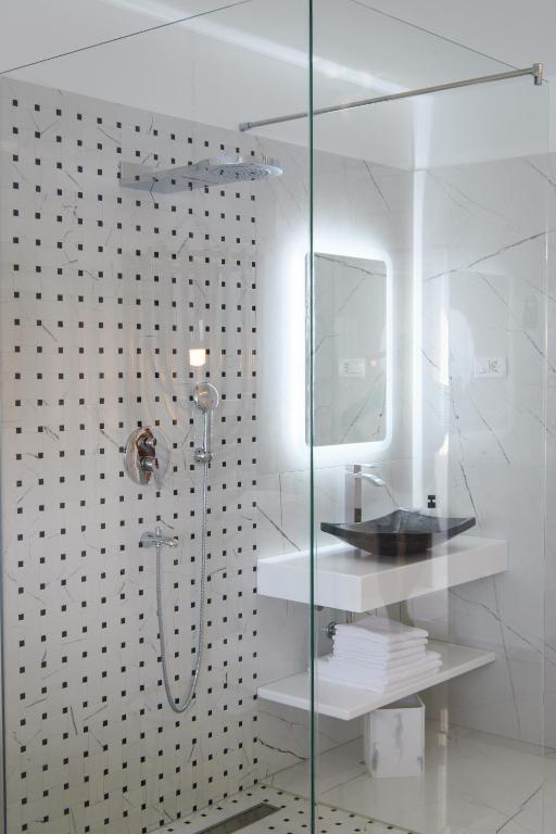 Gallery Luxury Suites & Rooms-Only Adults - 10