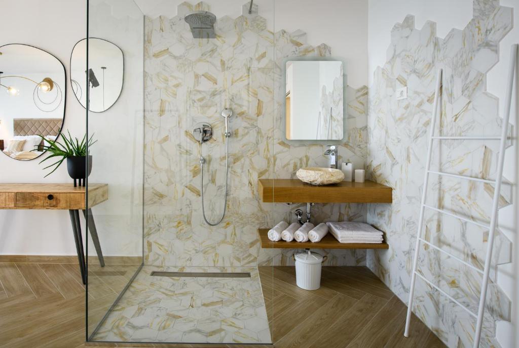 Gallery Luxury Suites & Rooms-Only Adults - 16