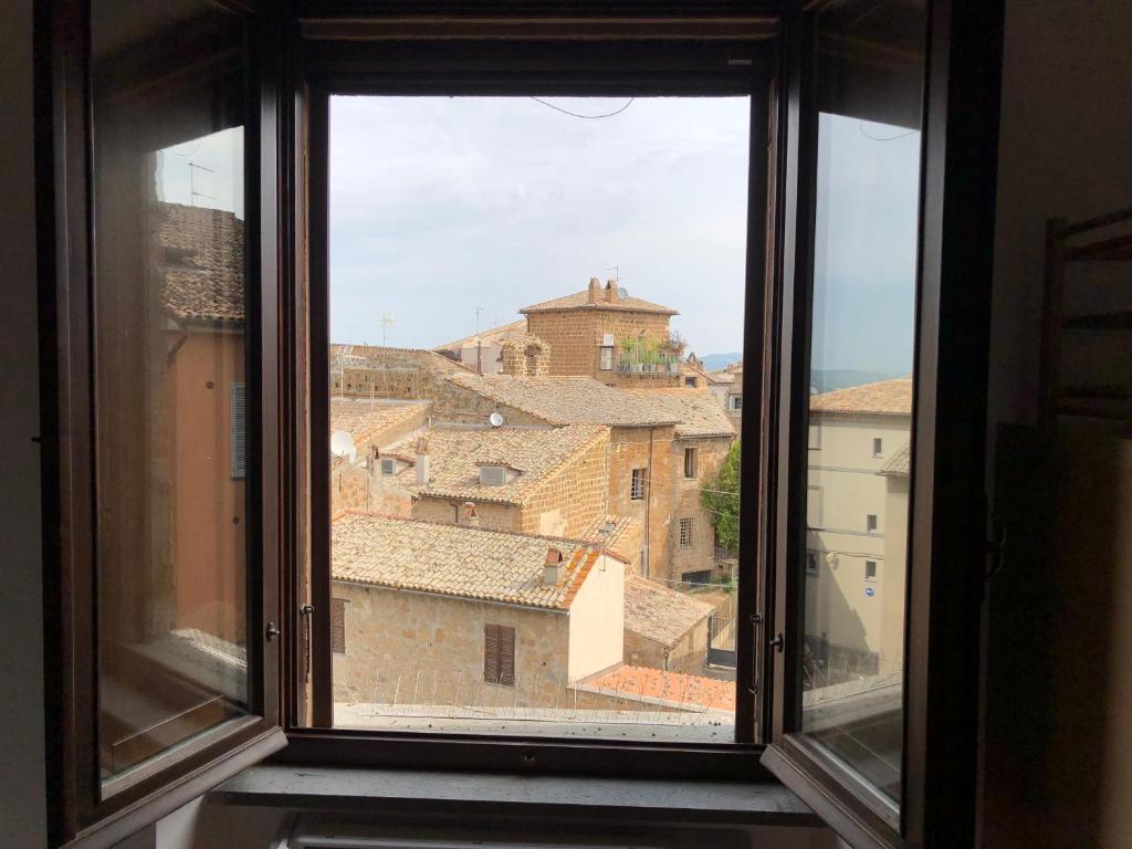 una finestra con vista sulla città di Appartamento Garibaldi a Orvieto